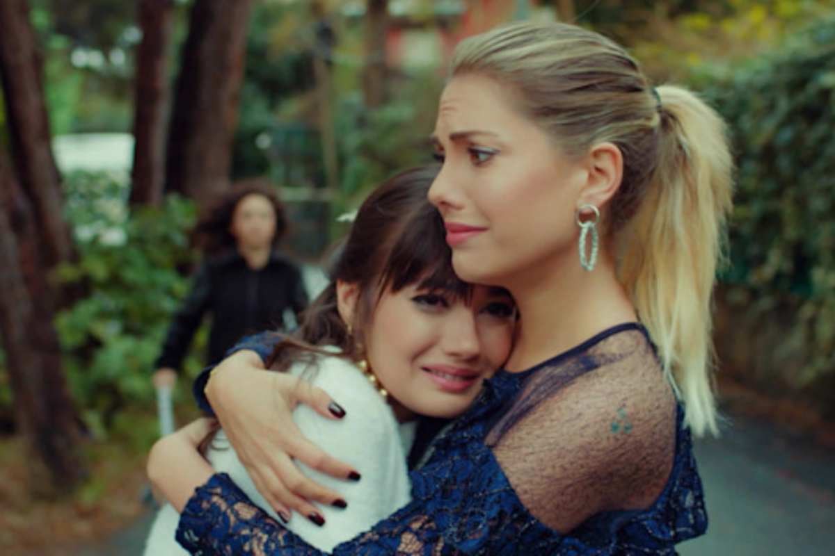 Zeynep e Yldiz abbracciate