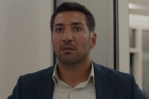 Kahraman sorpreso in una scena di Tradimento