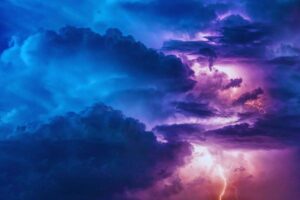 Ammassi di nuvole tranciati da un fulmine