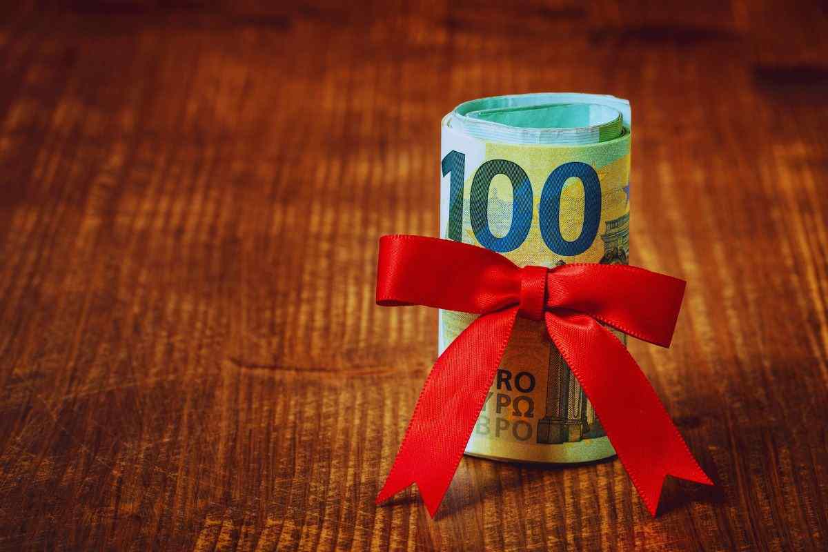 Banconote da 100 euro infiocchettate
