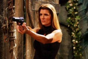 Sheila che punta la pistola contro qualcuno