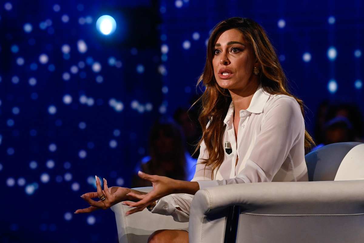 Belen che risponde alle domande dell'intervistatore