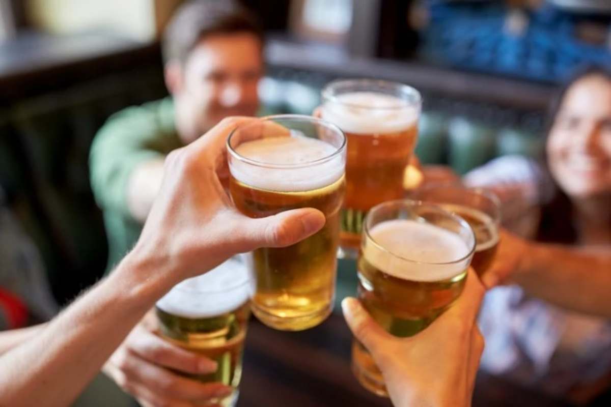 Amici brindano con la birra 