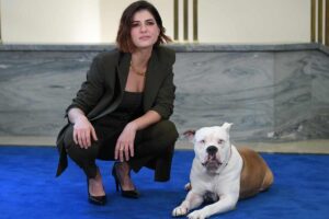 Maria Chiara Giannetta insieme al cane Linneo durante la presentazione di Blanca