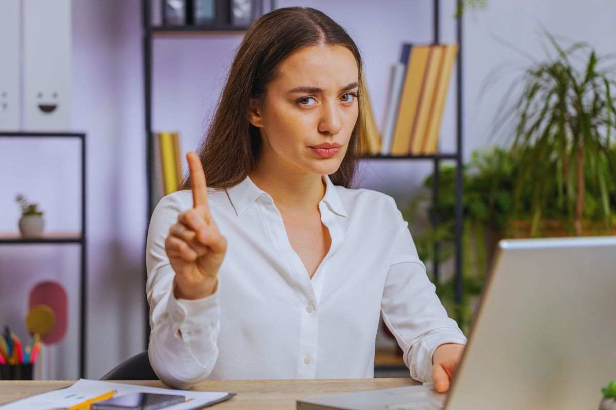 Donna alla scrivania che fa segno di "no"