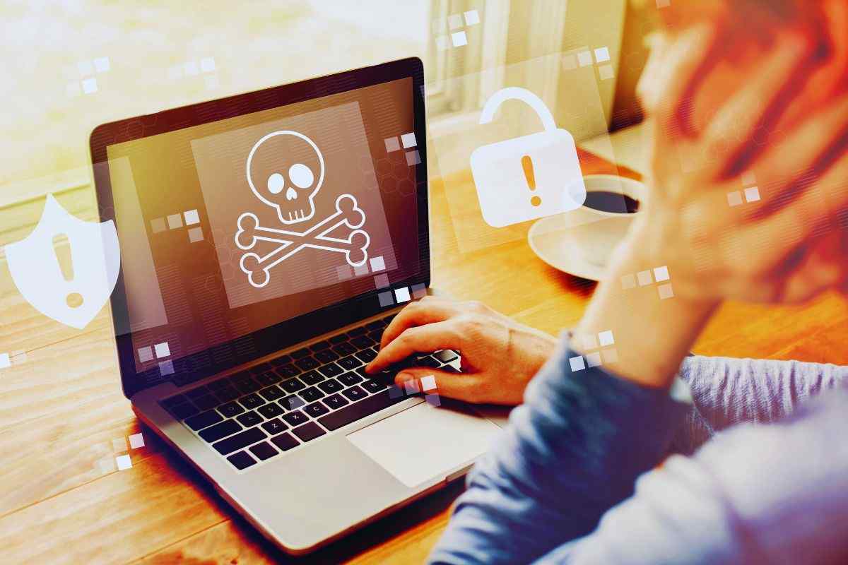 Persona al Pc preoccupata dalla schermata che sta vedendo 
