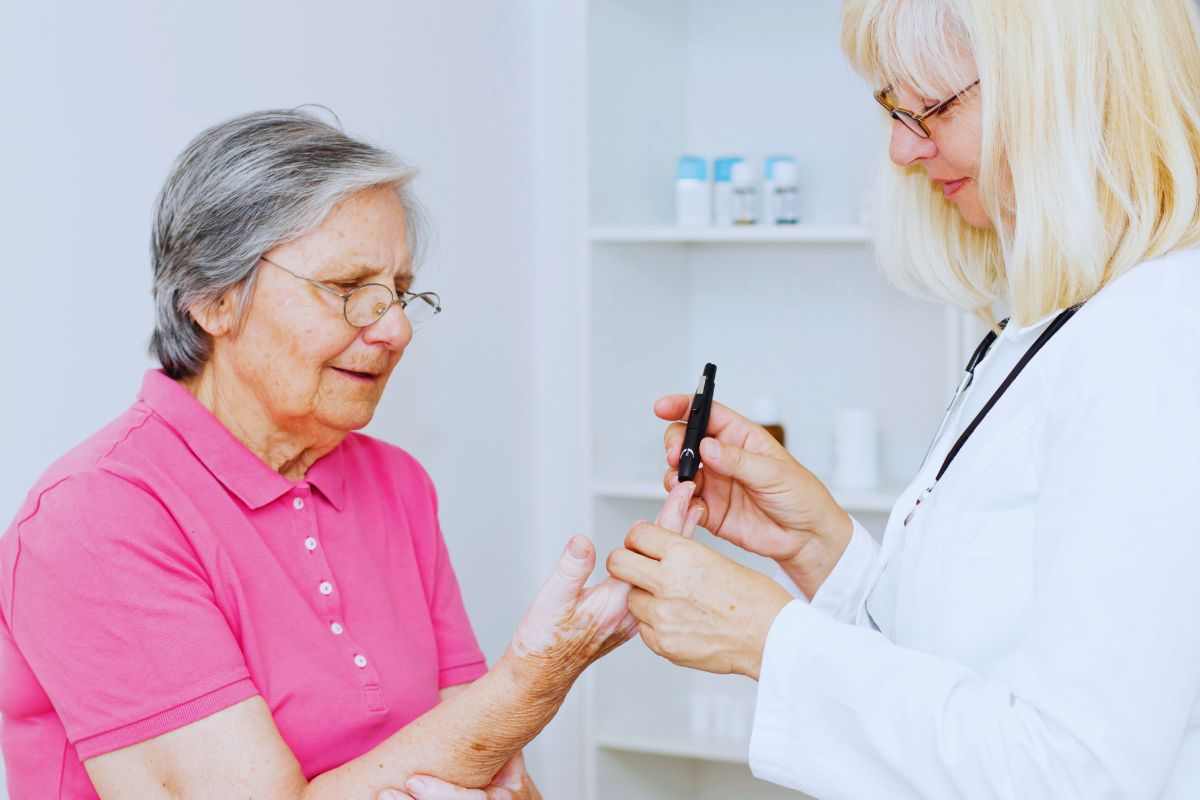 Donna sottoposta a visita medica