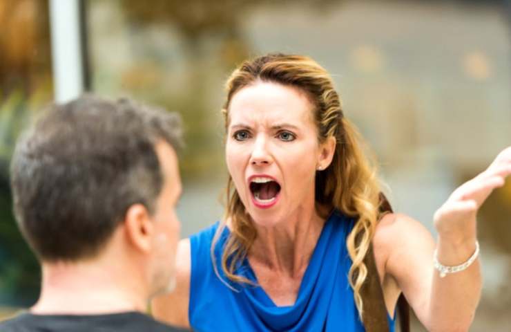 Donna inveisce contro un uomo 