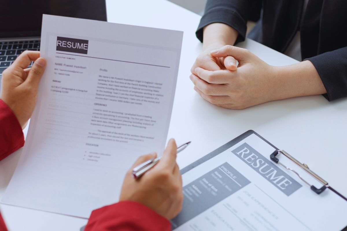 reclutatore che esamina curriculum di un candidato
