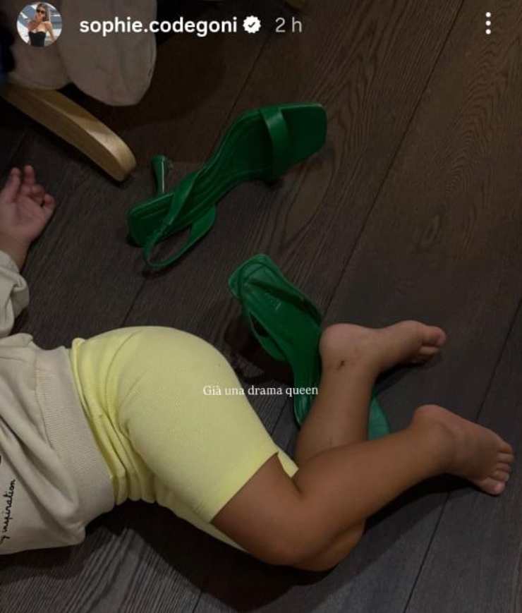 Celine Blue in lacrime dopo la caduta dai tacchi