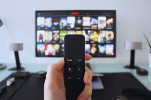 Persona che accende la televisione