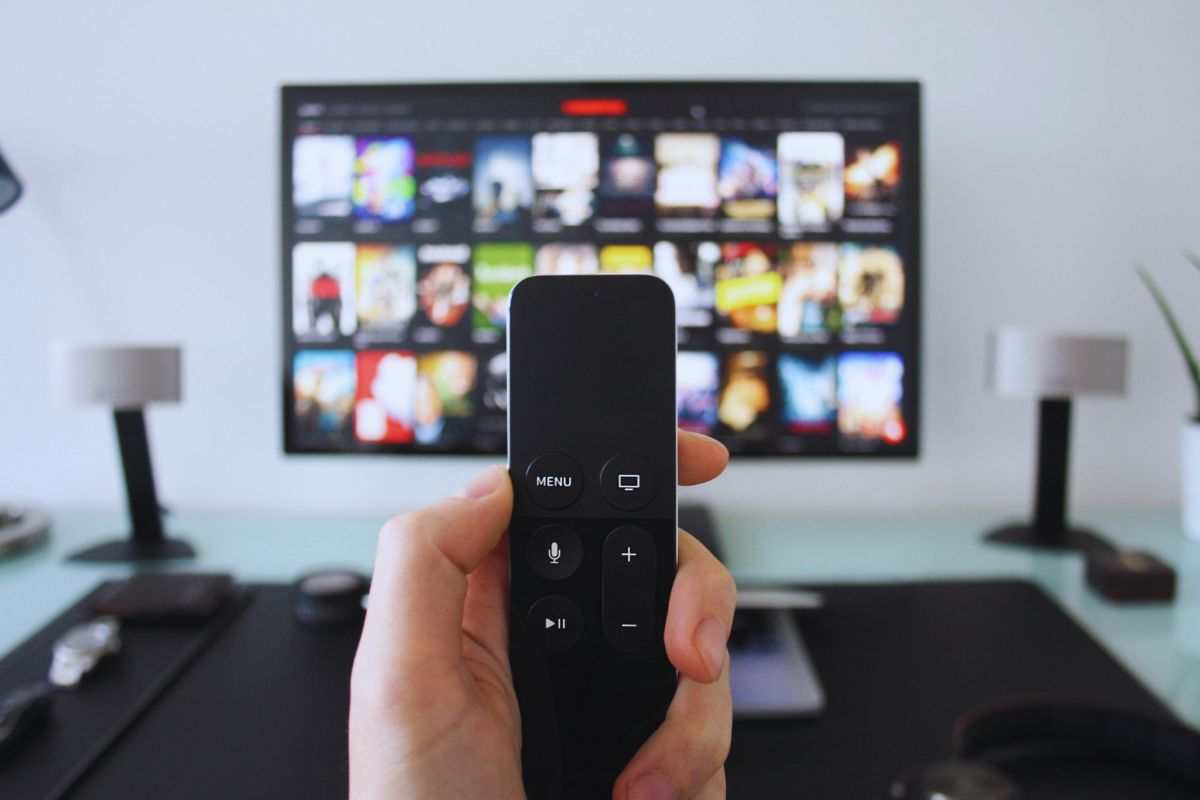 Persona che accende la televisione