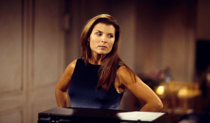 Sheila davanti ad un pianoforte