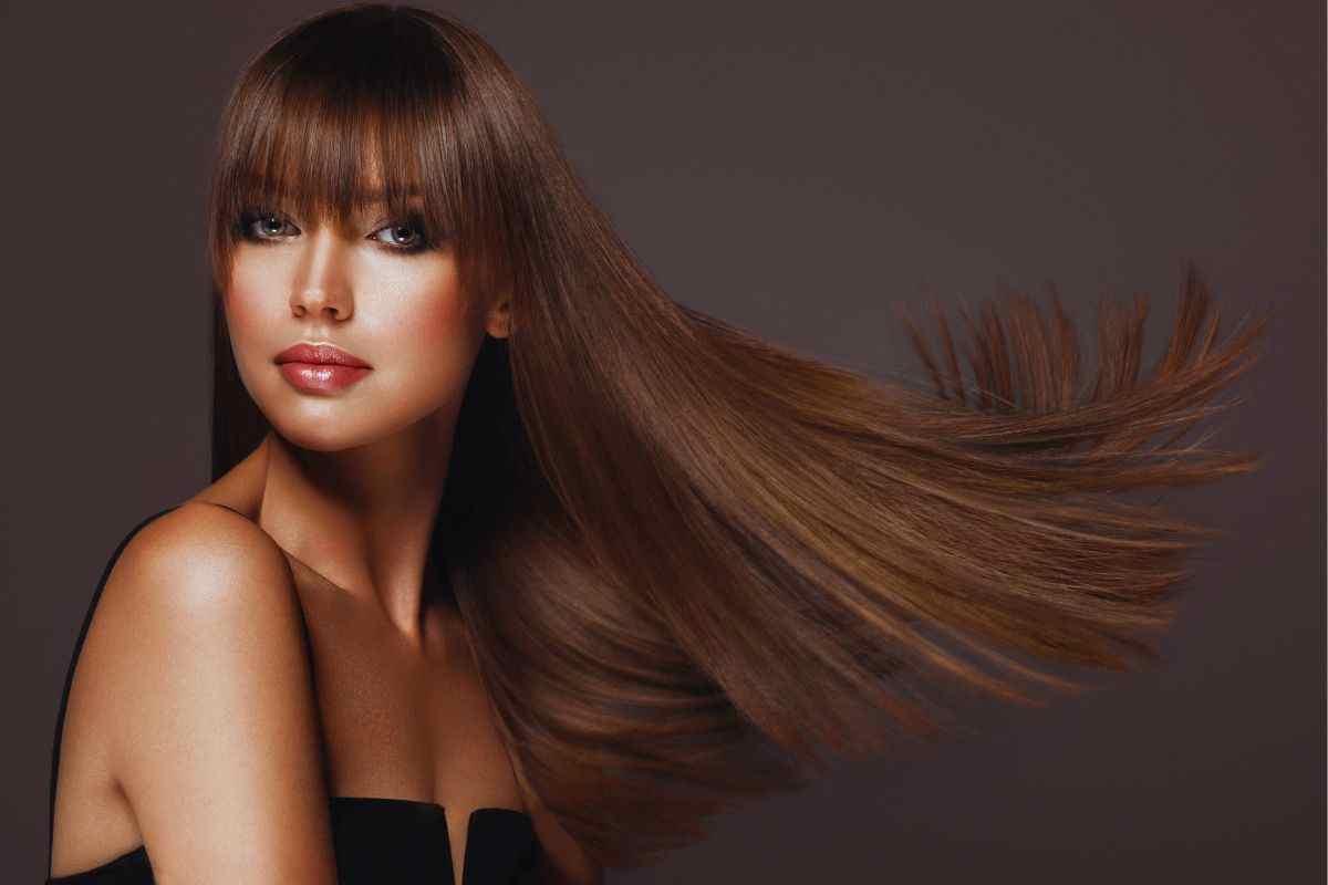 Modella con i capelli mossi dal vento