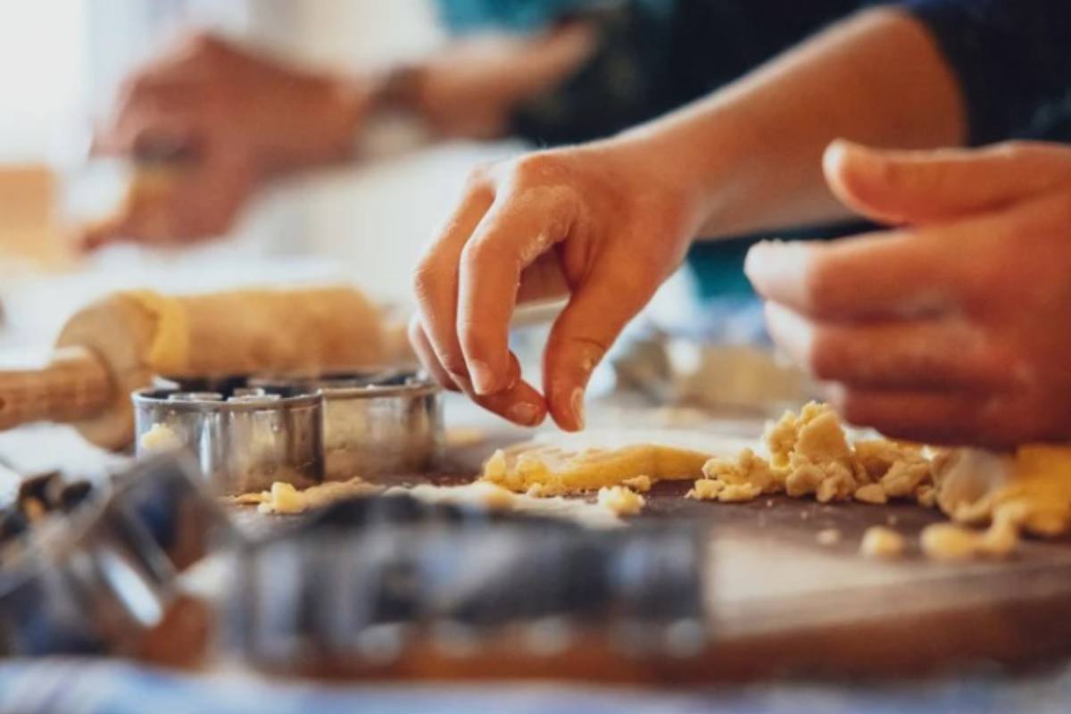 Preparazione della pasta frolla per realizzare le Mpanatigghi un'eccellenza tra le specialità Siciliane 