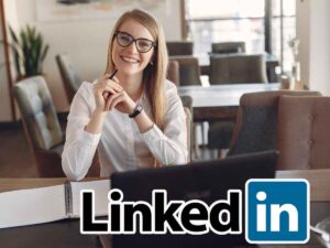 donna sorridente e logo linkedin