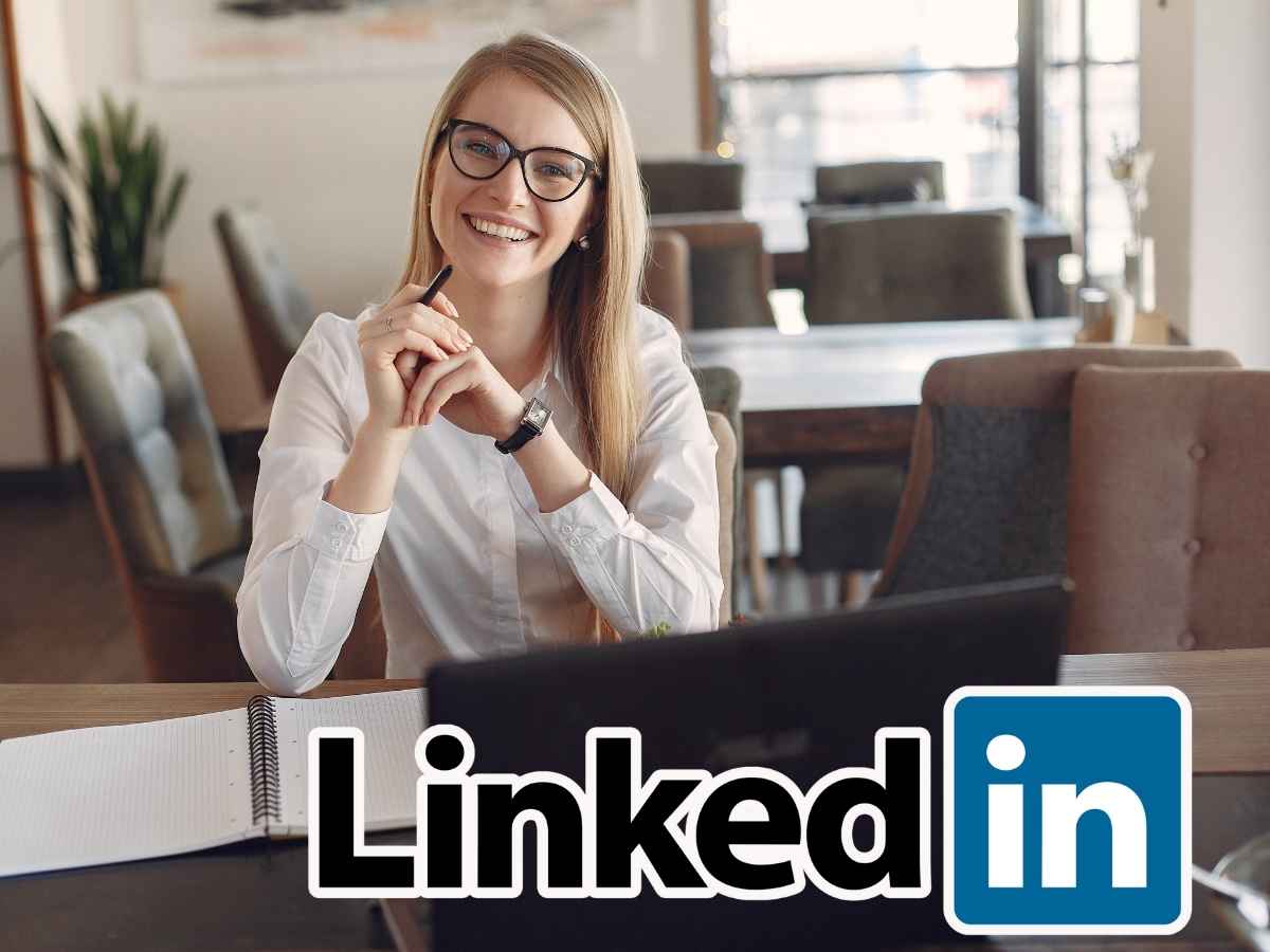donna sorridente e logo linkedin