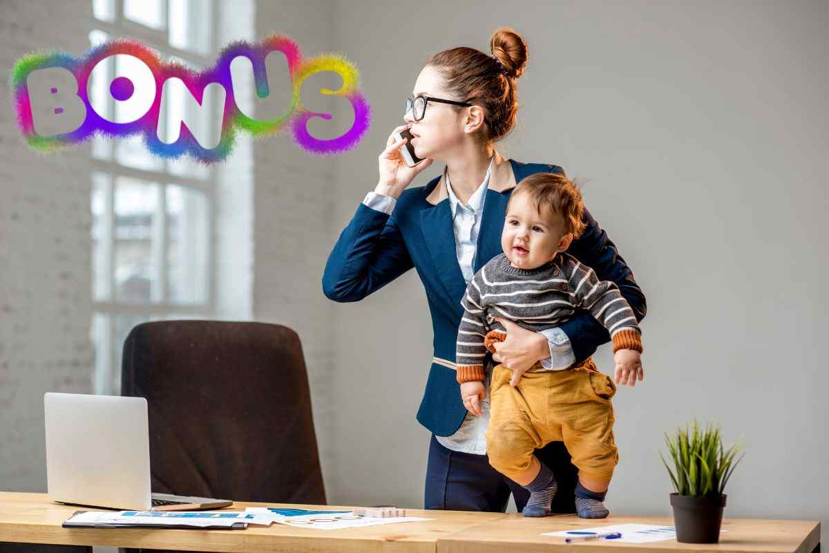 mamma indaffarata mentre lavora e tiene in braccio il suo bambino 