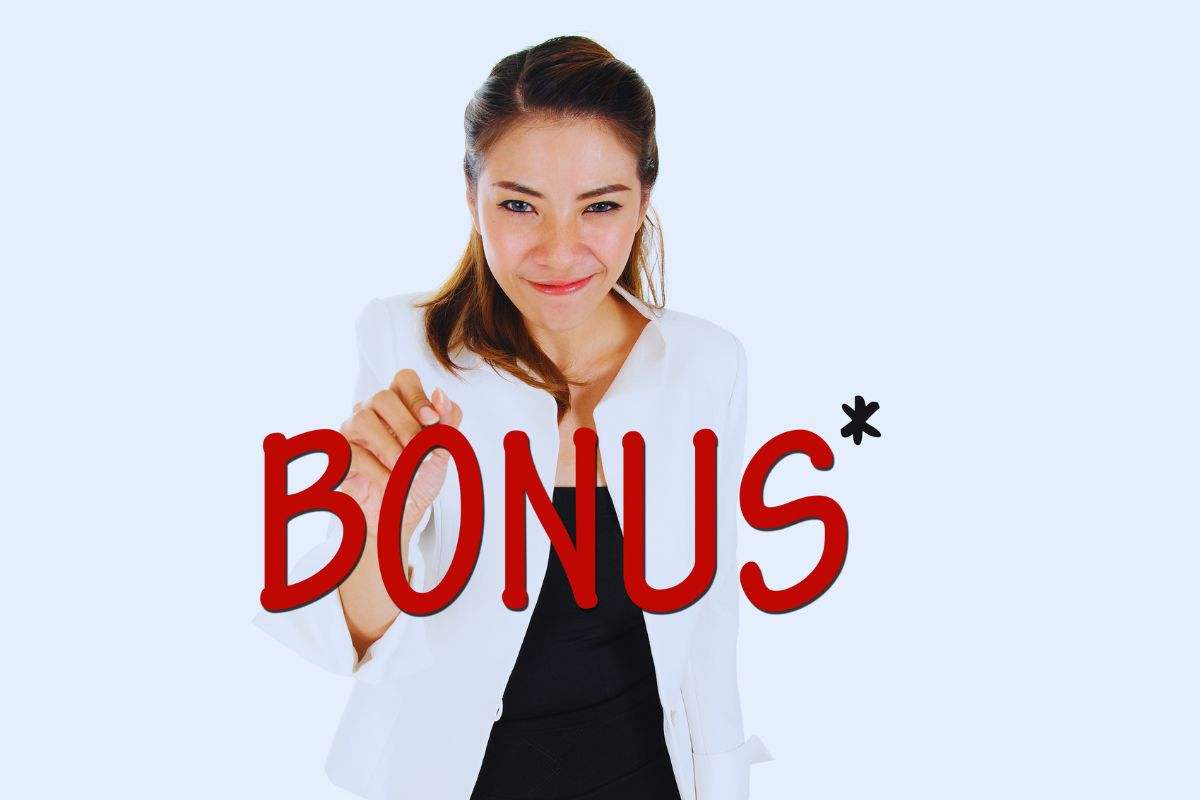 Donna che indica la scritta bonus
