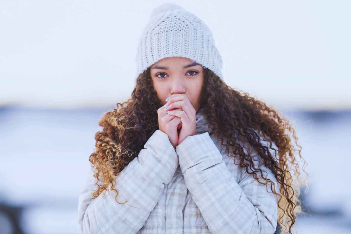 Ragazza che si riscalda le mani