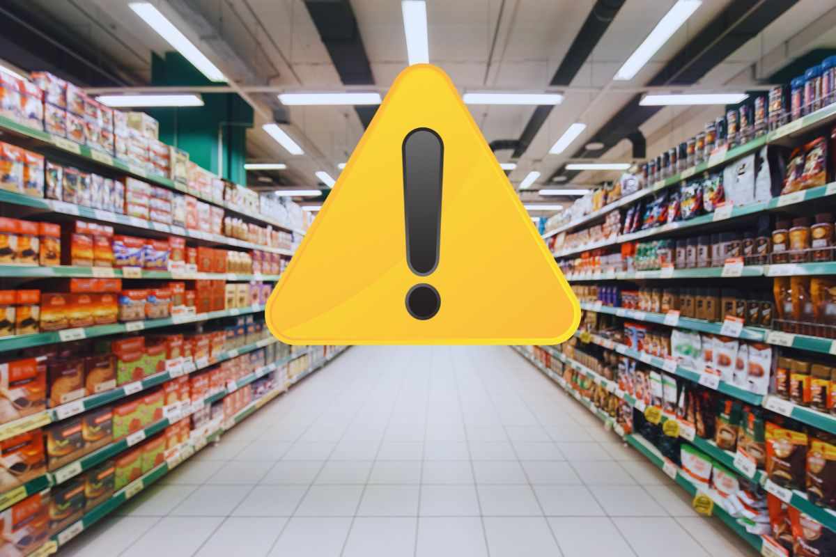 Segnale pericolo e corsia del supermercato