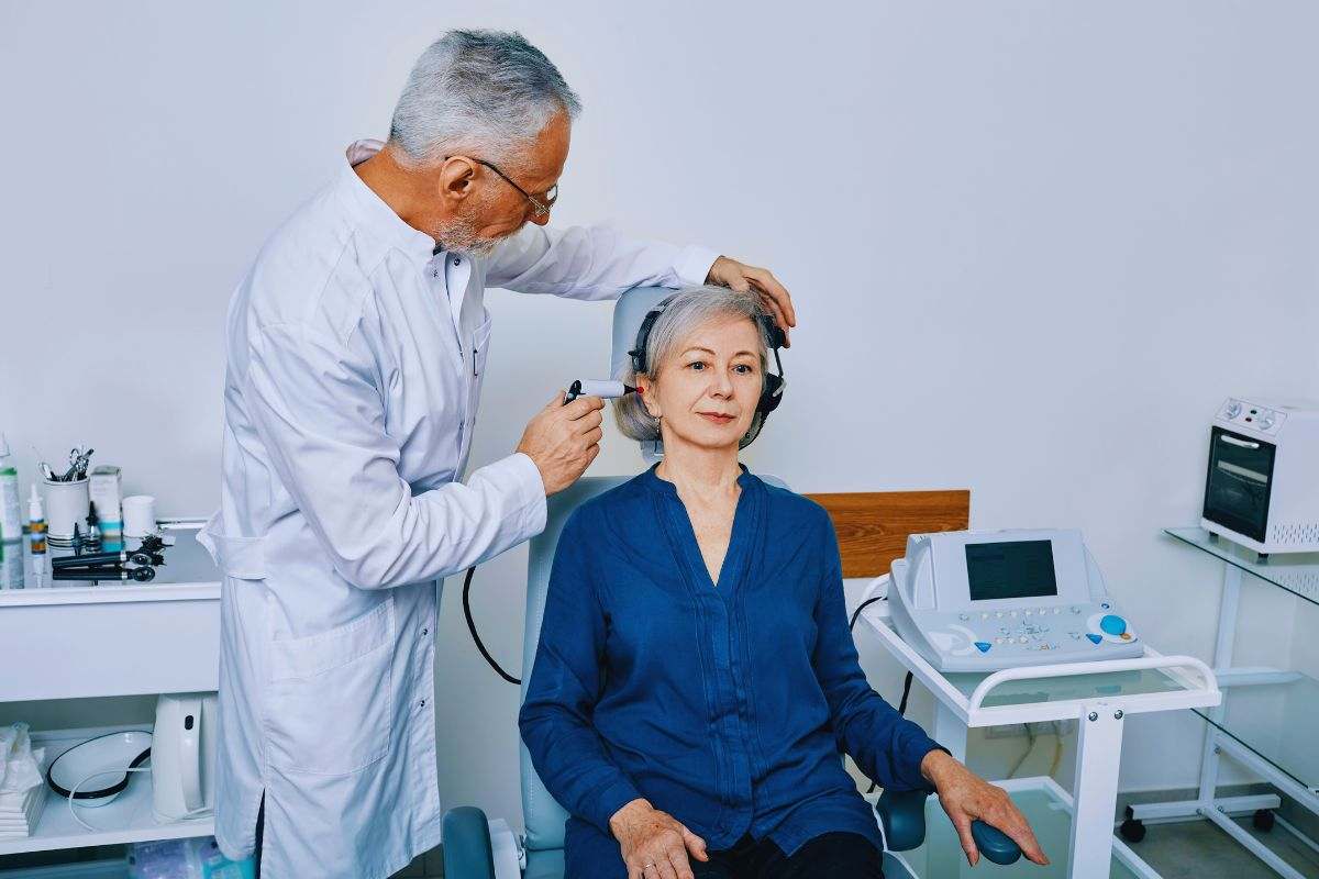 Medico che effettua una visita ad una donna anziana