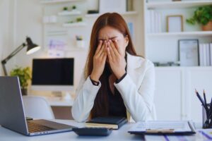 donna esausta davanti al pc