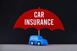 Modellino auto sotto a disegno di ombrello su cui campeggia la scritta "Car Insurance"