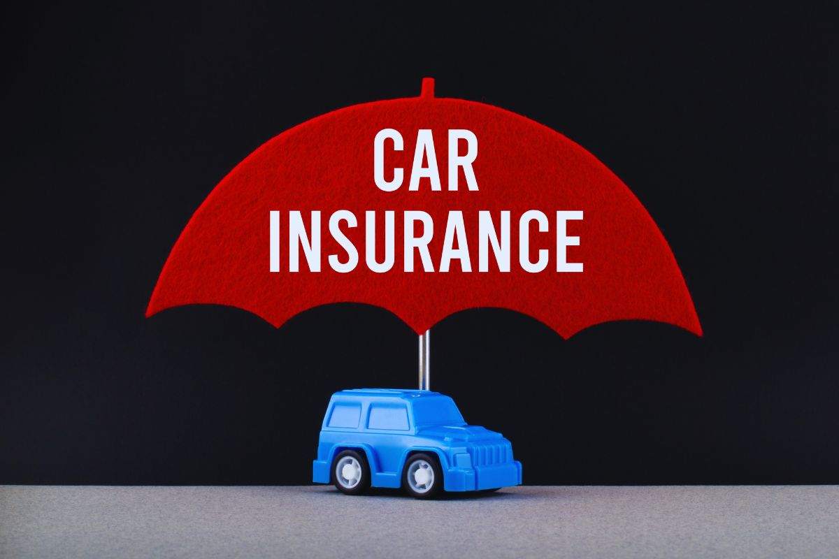 Modellino auto sotto a disegno di ombrello su cui campeggia la scritta "Car Insurance"
