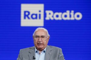 Pippo Baudo nello studio di Radio Rai