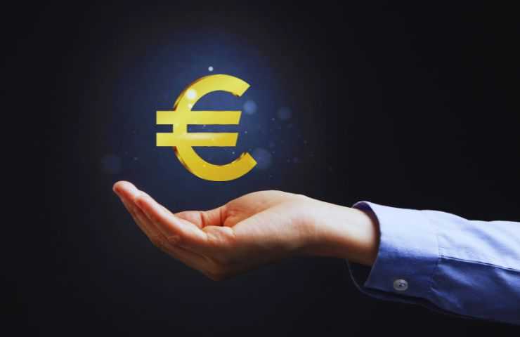 mano con logo euro