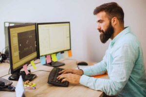 uomo al pc