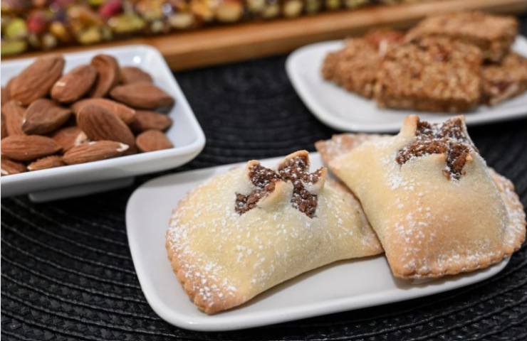 Mpanatigghi siciliani con ingredienti 