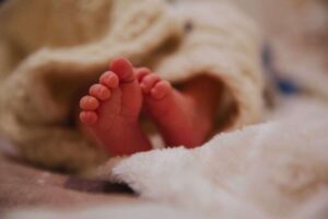 piedini di neonato avvolto nella coperta