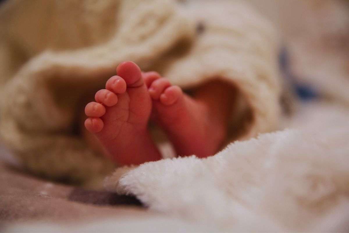 piedini di neonato avvolto nella coperta