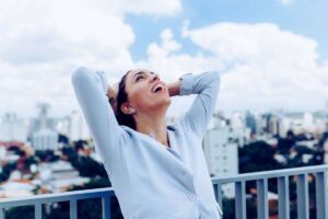 ragazza tira un sospiro di sollievo