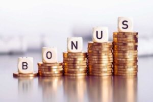 monete e dadi con scritto bonus
