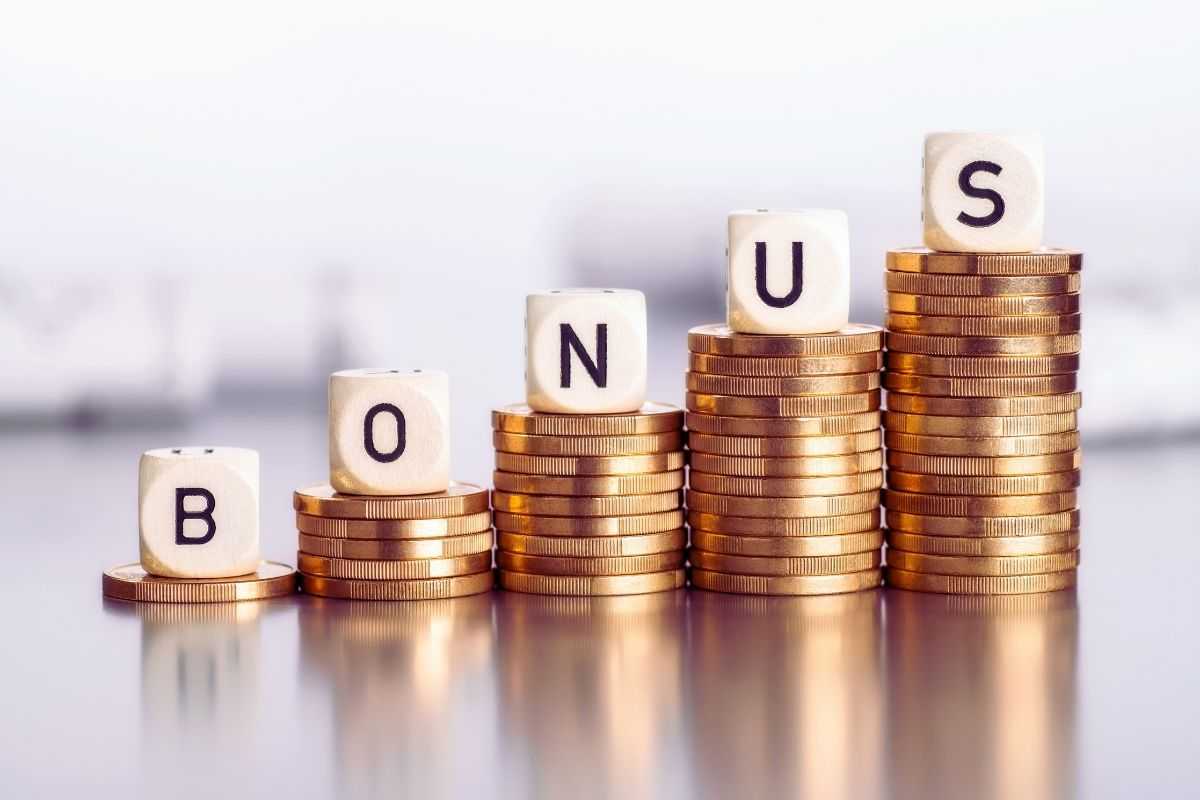monete e dadi con scritto bonus