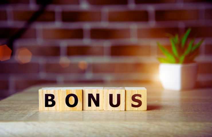 muro e dadi con scritto bonus