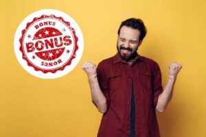 ragazzo esulta e scritta bonus