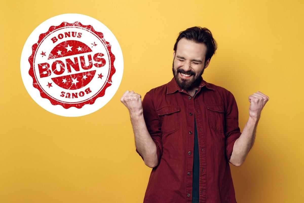 ragazzo esulta e scritta bonus