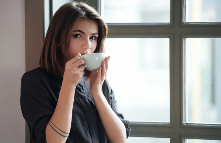 donna sorseggia un tè