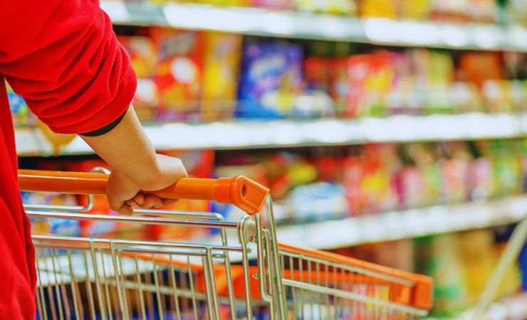 persona porta carrello al supermercato