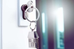chiavi dentro la serratura e porta aperta
