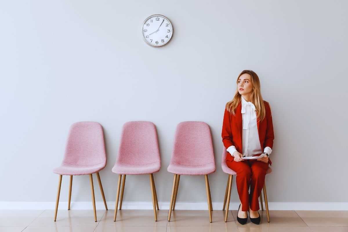 ragazza seduta in attesa