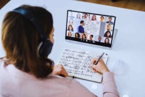ragazza scrive davanti a un tablet