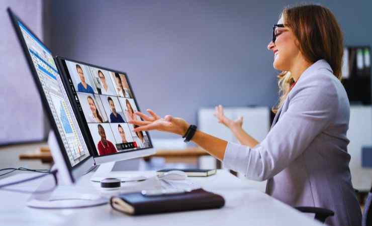 ragazza davanti a un computer