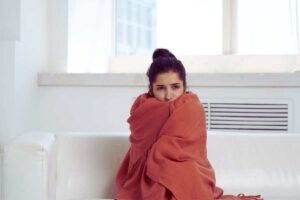 ragazza si copre con una coperta sul divano