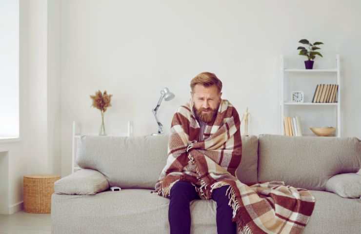 uomo coperto con una coperta