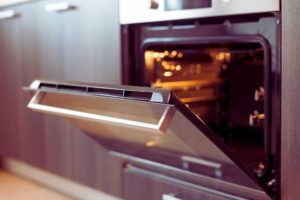 forno aperto con luce accesa
